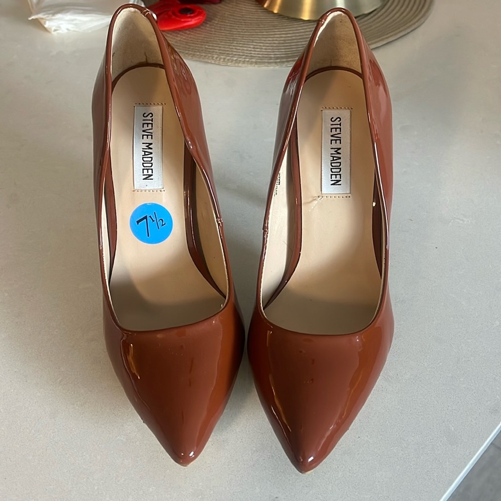 Steve Madden Brown Pumps size 7 1/2 never worn.